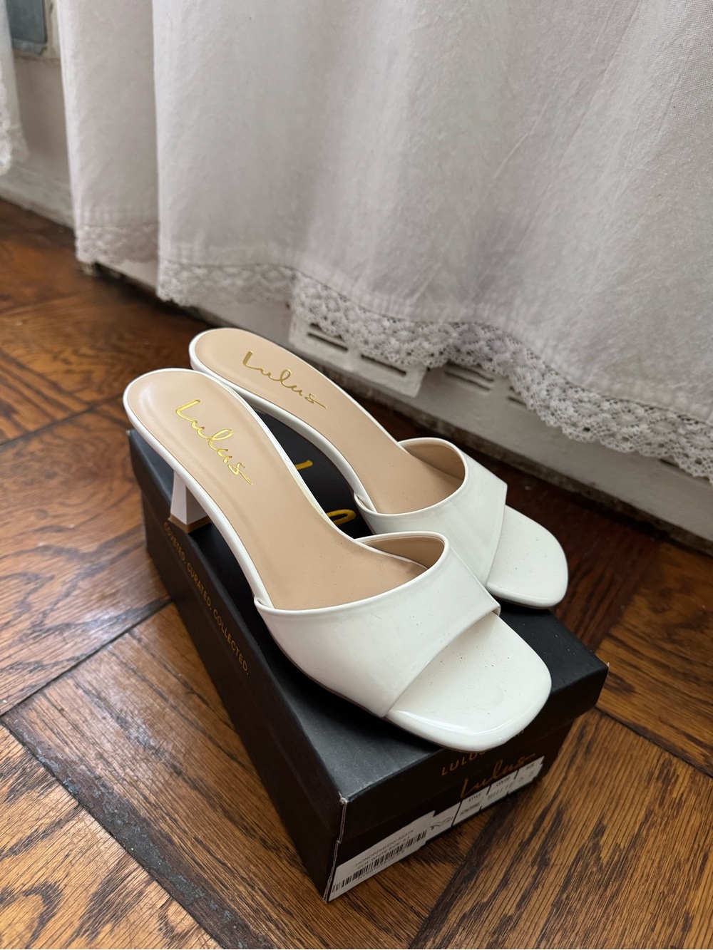 Lulu's White Open-Toe Block Heel Mules, size 5.5